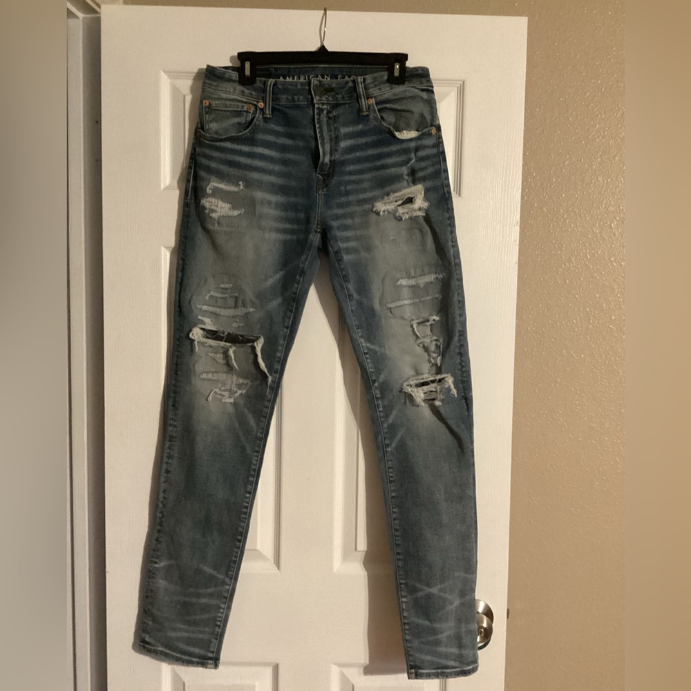 Men’s American Eagle 32x34 Athletic Skinny distressed jeans
